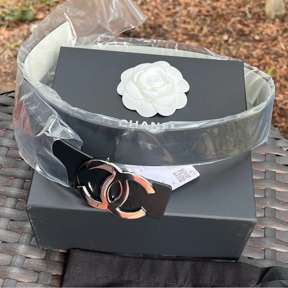 CHANEL ❤️‍🔥❤️‍🔥NEW CC LOGO REVERSIBLE BLACK AND WHITE LEATHER BELT Size 75